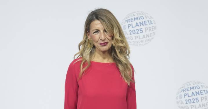 La túnica asimétrica de Yolanda Díaz y la invitada mejor vestida de la noche de la Literatura