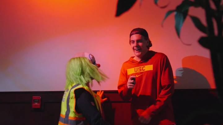 Ducks have hilarious reactions to spooky surprise