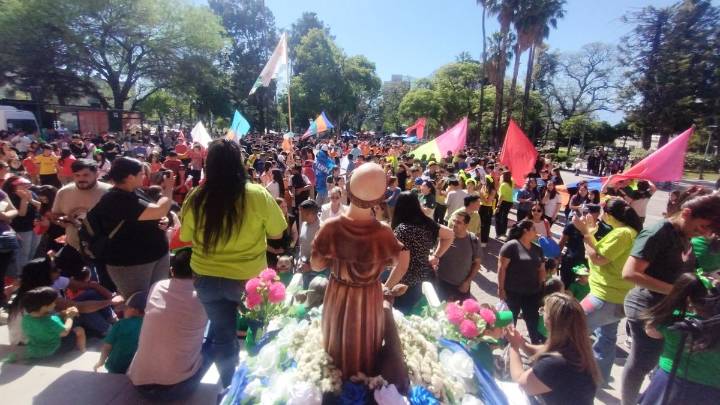 Colorida y alegre procesión-murga en honor de San Francisco de Asís