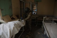 En el limbo bélico del frente de Ucrania: una ciudad de autómatas y un cadáver olvidado en el hospital