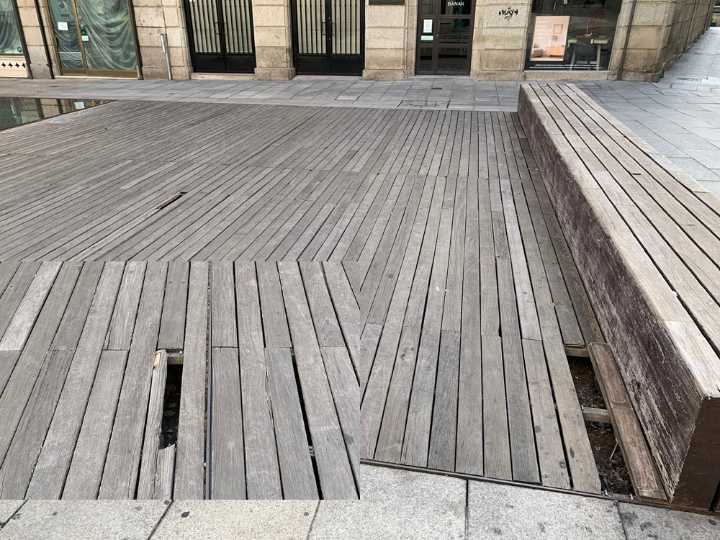 Las tablas de la plaza de la Constitución claman carpintero