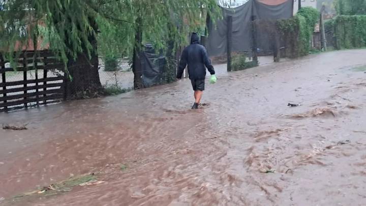 Defensa Civil pide no circular y alerta por el riesgo bajo el agua