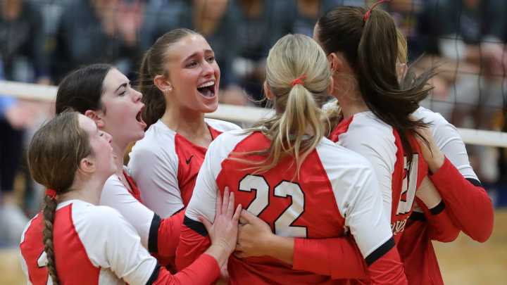 Wadsworth vs. Twinsburg, Division II regional volleyball photos đđž