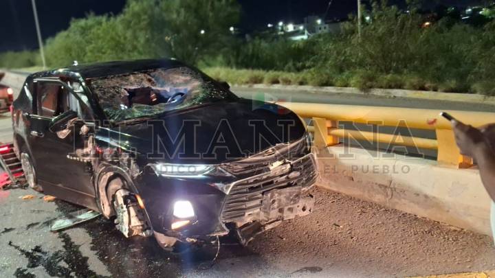 Choca y abandona camioneta sobre el Puente de Los Aguacates