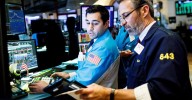 Cierra Wall Street con subidas del 1%, impulsado por Apple y expectante por resultados