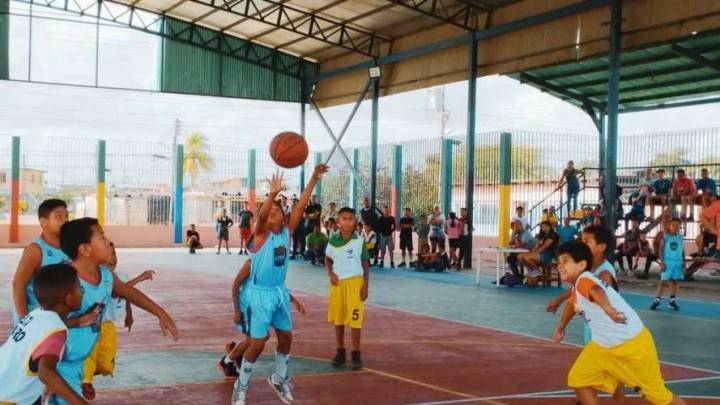 Loa Tamaronis entrega material deportivo a escuela de básquet «Ronald Malavé»