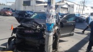 Accidente de camionetas deja a dos personas lesionadas en la avenida Félix U. Gómez de Monterrey