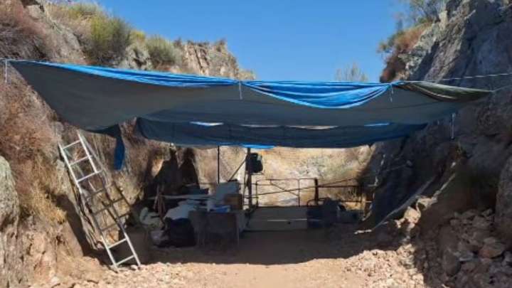 Comienzan a aparecer restos en la fosa de la mina La Paloma de Zarza la Mayor More