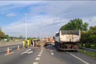 Dos personas murieron tras un choque y vuelco entre una camioneta y un camión