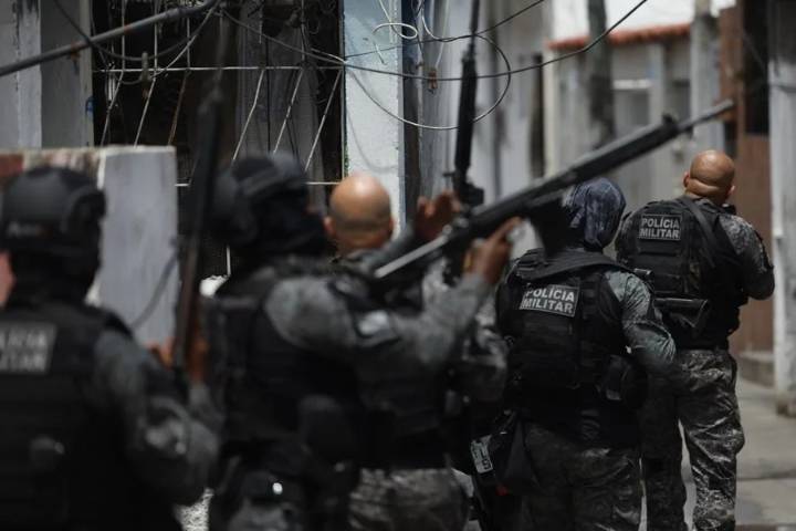 Violenta operación militar deja 64 muertos en Brasil