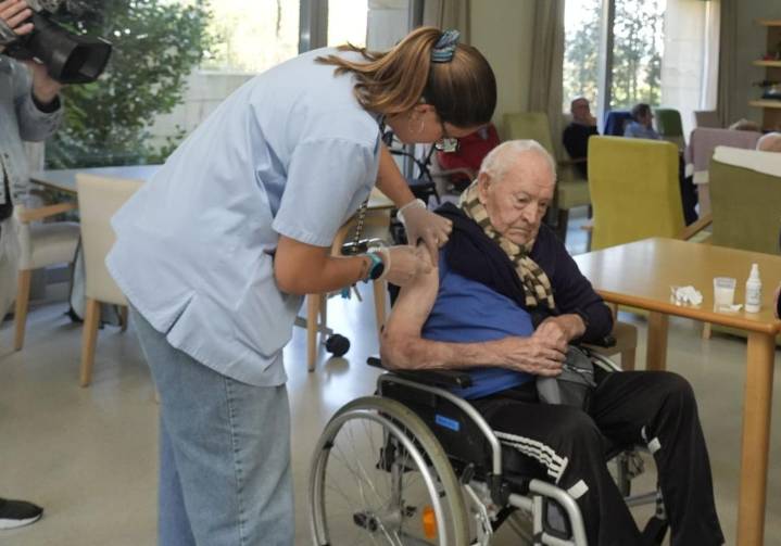 Osakidetza arranca la vacunación de la gripe y el Covid en las residencias
