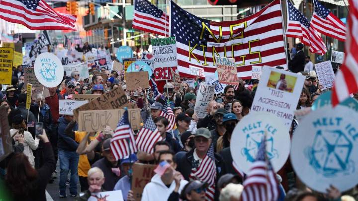 Trump responde a las multitudinarias protestas en EEUU con un vídeo en el que se pone un corona