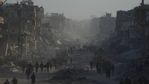Palestinos regresan a vecindarios destruidos mientras israelíes esperan liberación de rehenes