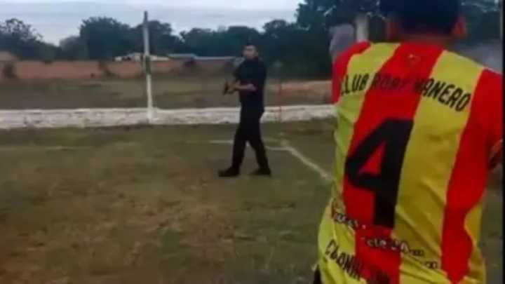 Liga del Bermejo: Suspendieron al policía que sacó su arma durante un partido
