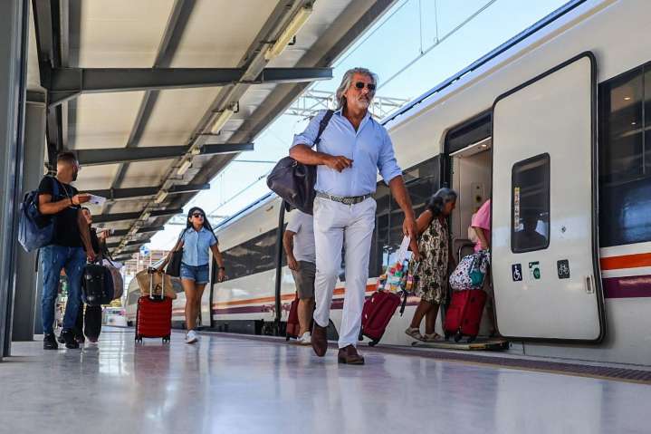 Los trenes y la Universidad, daños colaterales del intenso temporal en Huelva