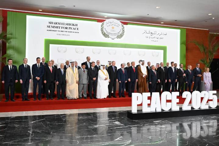 Firman acuerdo de paz que pone fin a dos años de guerra en Gaza