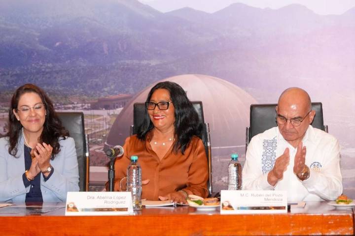 “Es acero, es steel”, dice alcaldesa de Acapulco por collar valuado en 200 mil pesos que le “regaló el pueblo”