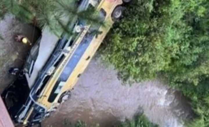 Tragedia en Misiones: un micro chocó un auto, cayó a un arroyo y hay al menos siete muertos