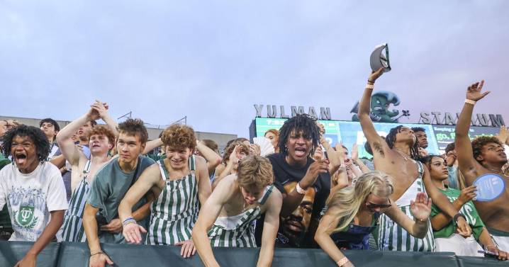 Tulane's new uniform pays homage to New Orleans streets with cracks and Mardi Gras beads