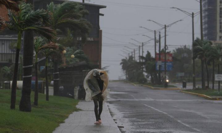 Alertan a mexicanos en el exterior por huracán