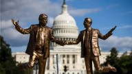 Vuelven a colocar frente al Capitolio polémica escultura de Trump y Jeffrey Epstein agarrados de la mano [FOTOS]
