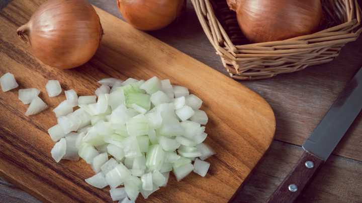 Keep Cut Onions Fresh: One Classic Storage Item Prevents Them From Going Bad Quickly