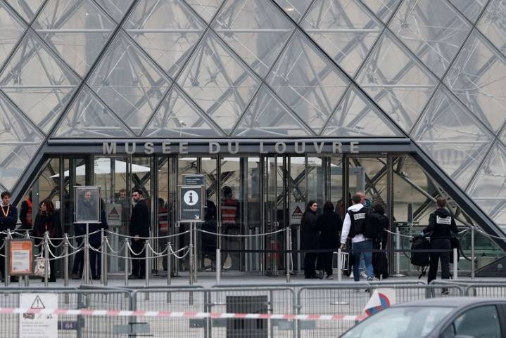 Paris' Louvre Museum closes after robbers flee with jewellery: Report