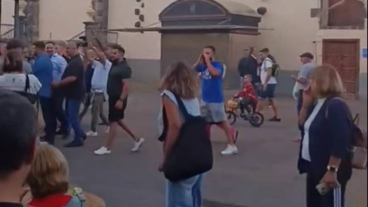Tensión en Tenerife en el cierre de la gira de Abascal: gritos de "fuera", "fascista", "presidente" y un gesto que desató la polémica