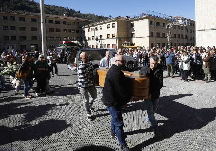 Unidad vecinal en Barredos para despedir a Cristino Prendes: «Ha sido una partida muy violenta»