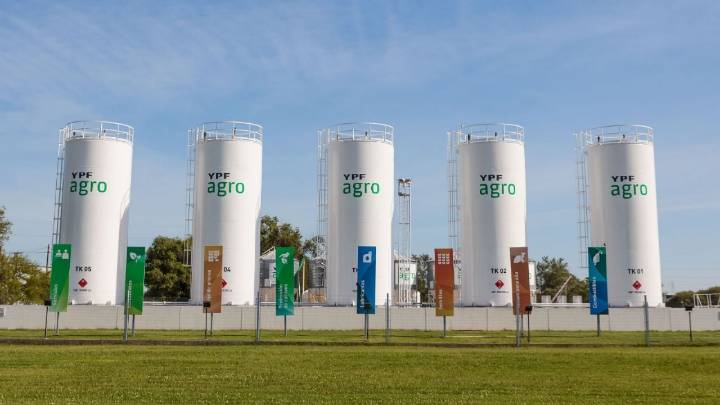 Medida estratégica: YPF vende la mitad de YPF Agro para financiar su expansión en Vaca Muerta