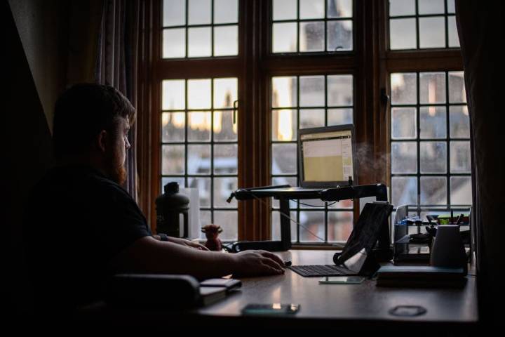 La importancia de visibilizar el rol de quienes cuidan y estudian en la educación superior 100% online