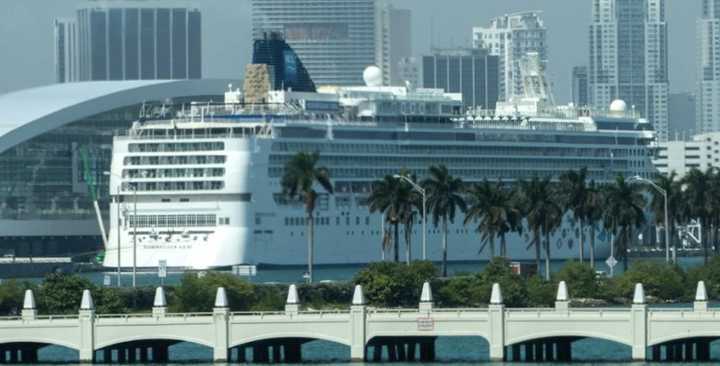 Arriba a Miami crucero de Royal Caribbean con casi 100 infectados por norovirus