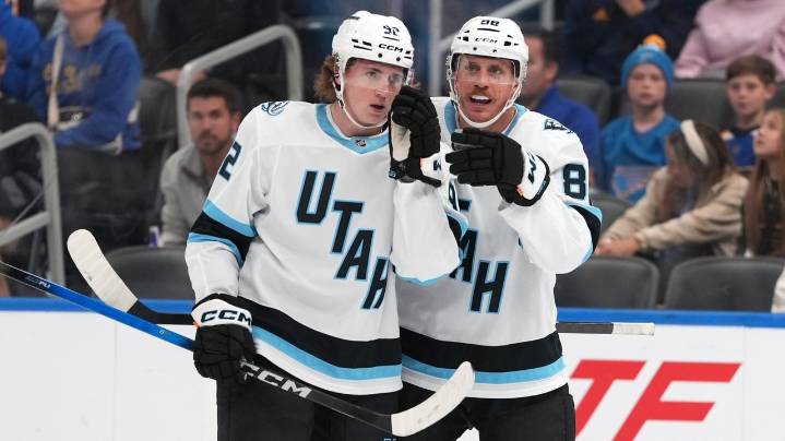 Logan Cooley has natural hat trick in 1st period, Mammoth hold off Blues 7