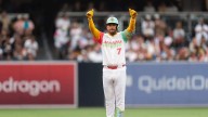 Iglesias suspendido un juego por conducta antideportiva; Bogaerts multado tras incidente en Wrigley Field