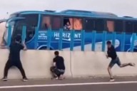Hinchas de la U de Chile apedrean el bus del Lanús argentino en Santiago
