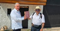 Lord Molécula presume entrega de tesis a AMLO… pero la foto fue hecha con IA