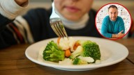 Ni gritos, ni castigos, el truco de un experto en crianza y papá de cuatro para que los niños coman verduras