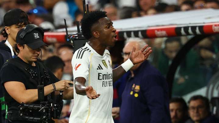 Vinicius pide perdón por su reacción al ser sustituido en el Clásico español