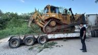 Arriba maquinaria para conectar caminos afectados por el desbordamiento del río Calabozo