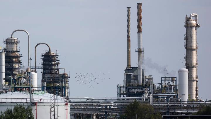 Firefighters contain blaze at Hungary's main oil refinery