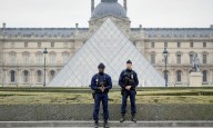 Caen cinco nuevos sospechosos por el robo al museo  de Louvre y la Fiscalía ofrece clemencia por el botín