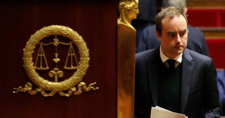 El primer ministro francés sigue cediendo ante los socialistas y endurece los impuestos a las grandes empresas