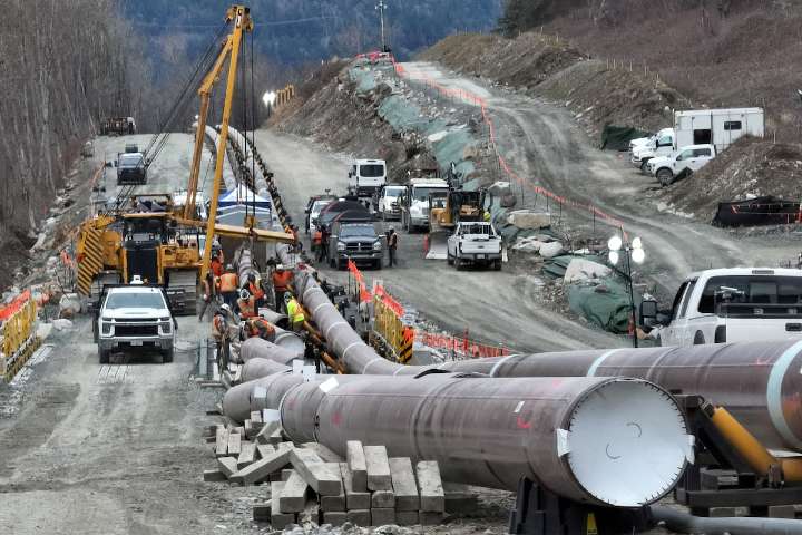 Trans Mountain in talks with Canadian oil shippers to resolve toll dispute