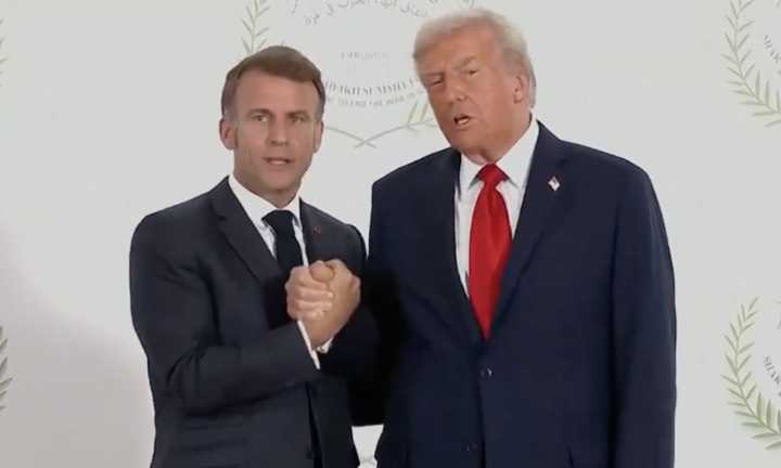 Trump y Macron protagonizan incómodo apretón de manos durante cumbre por la paz en Gaza
