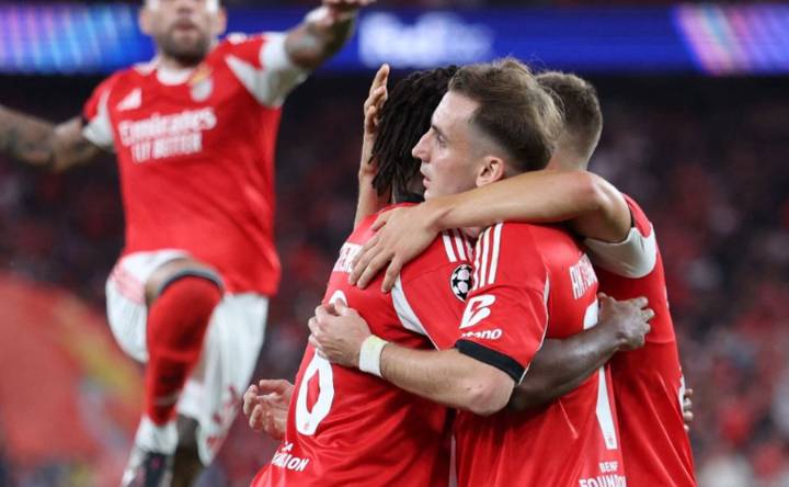 5-0. El Benfica golea al Arouca con un triplete de Pavlidis y un tanto de Otamendi