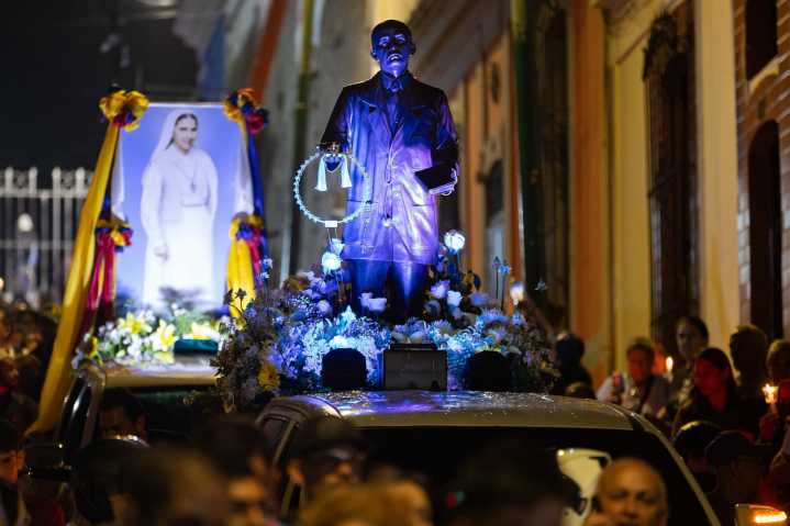 Venezolanos relatan los milagros concedidos por sus nuevos santos