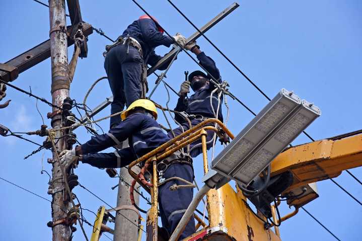 Recuperan en Cuba circuitos eléctricos tras oscilación de carga