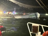 Avión de carga procedente de Dubái se sale de pista y cae al mar en Hong Kong; hay muertos