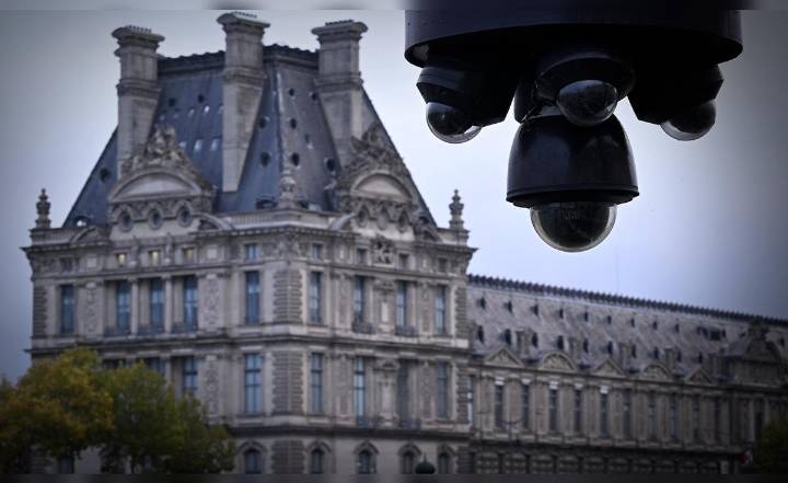 Francia confirma la detención de dos sospechosos del histórico robo de joyas en el Museo del Louvre