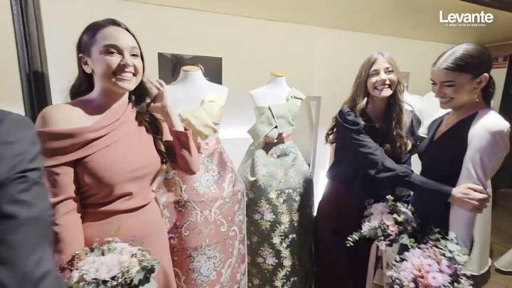 Así ha sido la "descoberta" de las telas de la corte de honor, con homenaje a Julián Carabantes